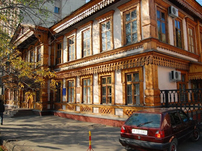 Дома города Верного. Фото: Верненское городское училище, построено в 1890 г.
