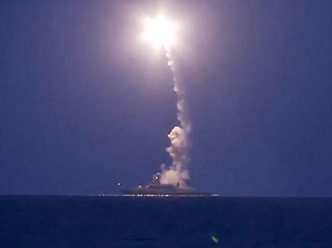 Сирийский конфликт. Фото: Запуск ракет с кораблей Каспийской флотилии ВМФ по позициям ИГ в Сирии. Фото с сайта http://www.tvc.ru/