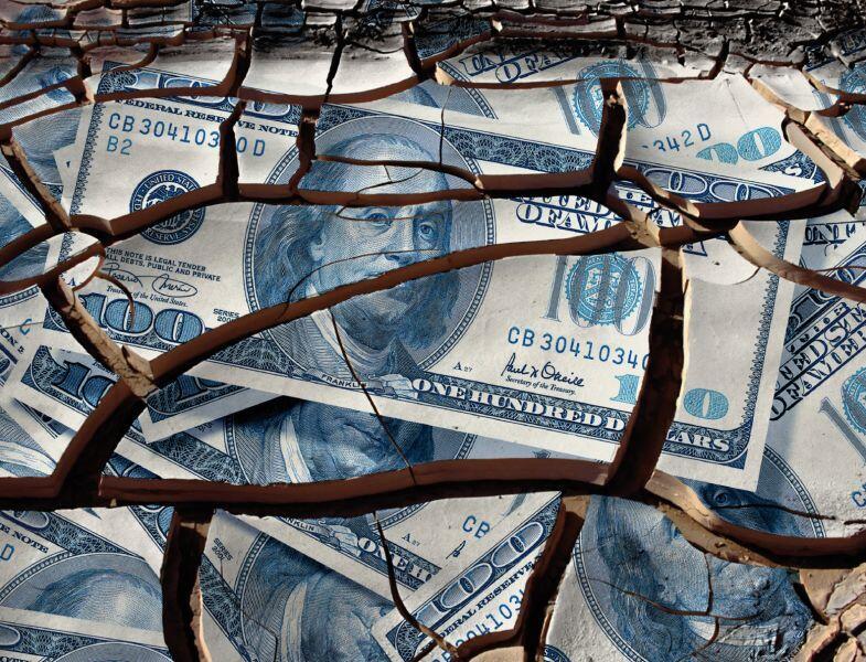 Bloomberg: курс доллара может обвалиться на 30%