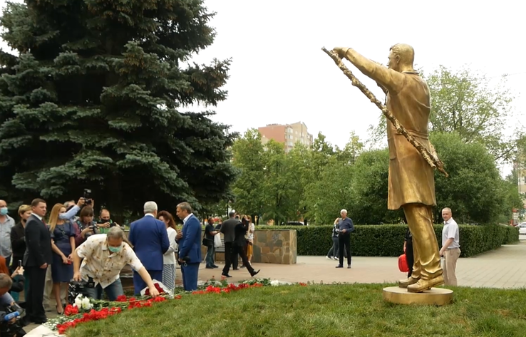 Челябинскіде дәрігерлерге қола ескерткіш ашылды