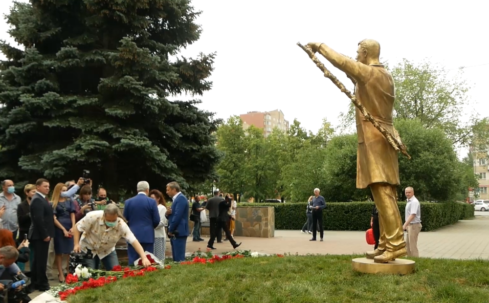 Челябинскіде дәрігерлерге қола ескерткіш ашылды