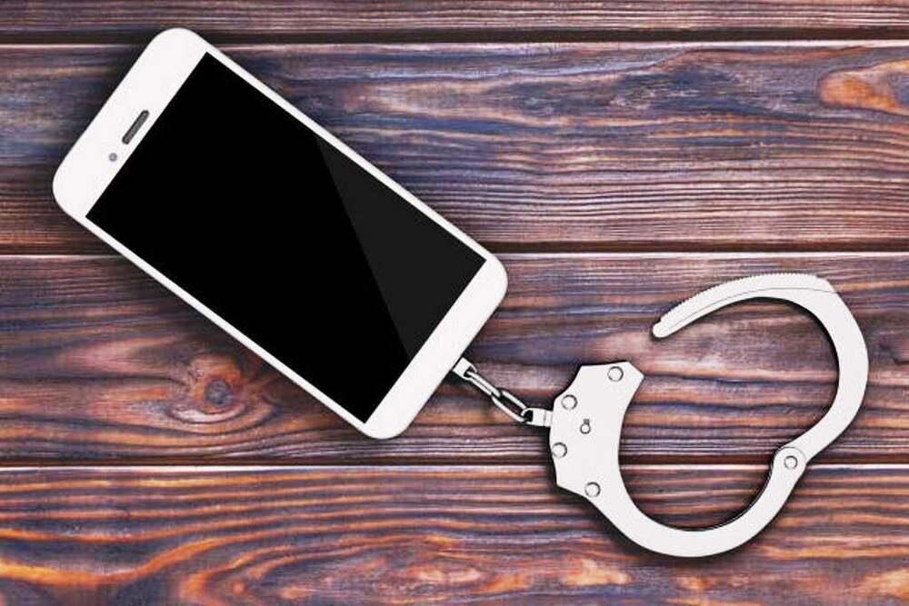 В Карагандинской области мужчина отобрал у ребенка телефон