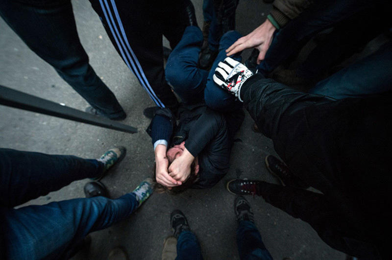 Алматыда балалар алаңында ер адамды аяусыз ұрып-соққан оқиғаның куәгерлерін іздестіруде