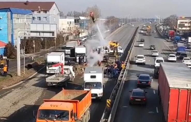 Работа тепломагистрали после аварии восстановлена в Алматы 