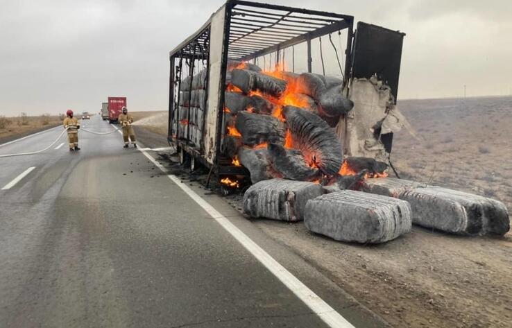 Фура с 12 тоннами ваты сгорела в Атырауской области