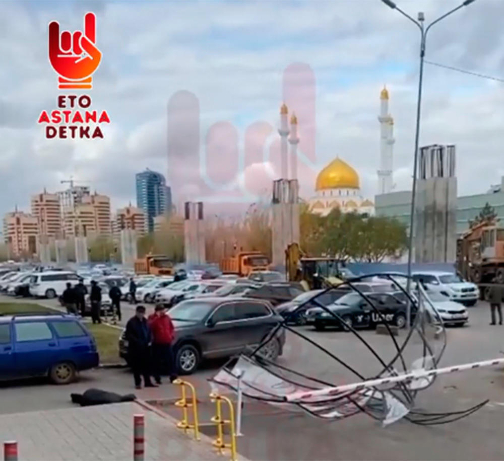 Женщина, на которую упала конструкция с крыши ЖК "Nomad", скончалась спустя два месяца