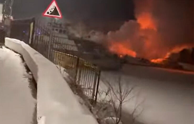 В Усть-Каменогорске горят два теплохода