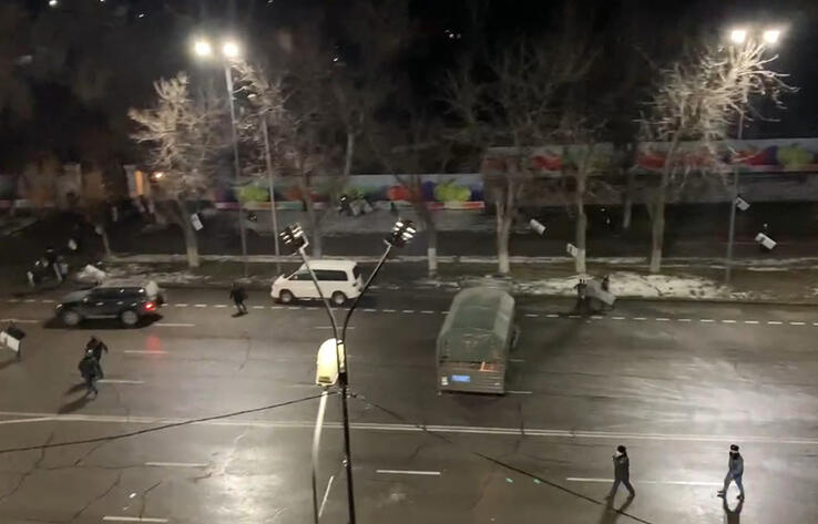 В АЛМАТЫ ВВЕЛИ КОМЕНДАНТСКИЙ ЧАС