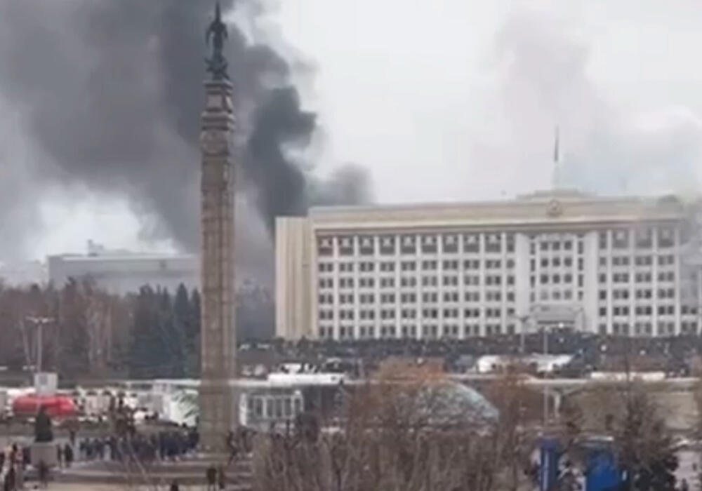 В Алматы митингующие разгромили офис МТРК "Мир"