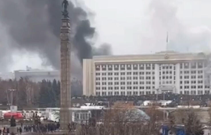 В Алматы горят правительственные здания