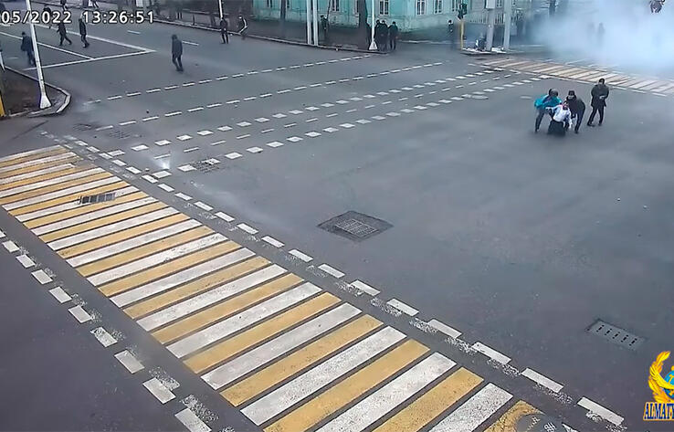 В полиции Алматы показали кадры избиения полицейских во время беспорядков