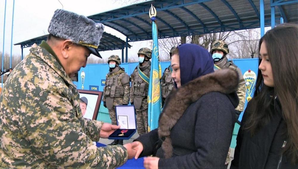 В Алматы посмертно наградили подполковника Сандибека Хаирова . Фото: МО РК