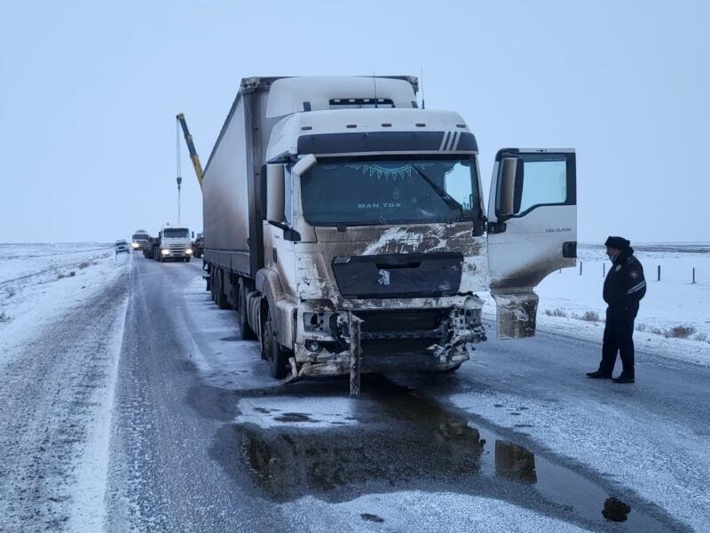 В ДТП на трассе в Атырауской области погибли пять человек . Фото: пресс-служба ДП Атырауской области