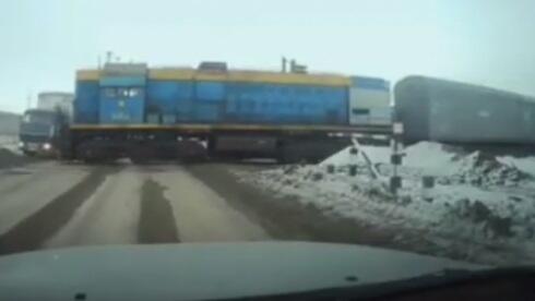 Фура столкнулась с тепловозом на железнодорожном переезде в Караганде