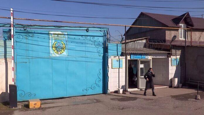 Насильник ребенка насмерть упал в колонии в Шымкенте