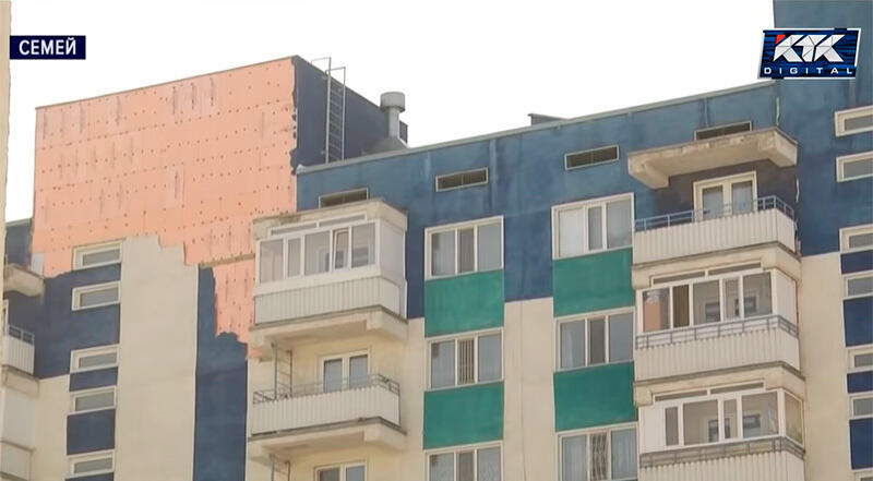 В Семее у новой многоэтажки рухнула часть фасада