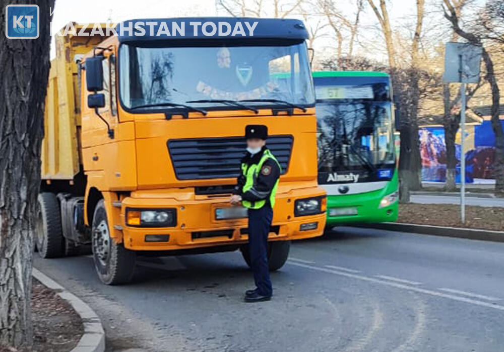 В Казахстане в связи с паводками ограничено движение большегрузов 