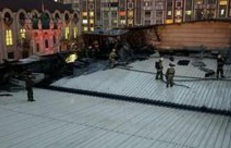 В Алматы пожарные потушили сильный пожар за полчаса