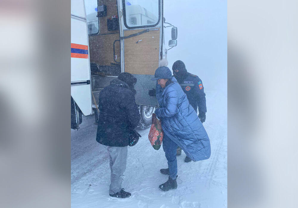 В Казахстане за сутки из снежного заноса спасено и эвакуировано 687 человек. Фото: telegram/МЧС РК