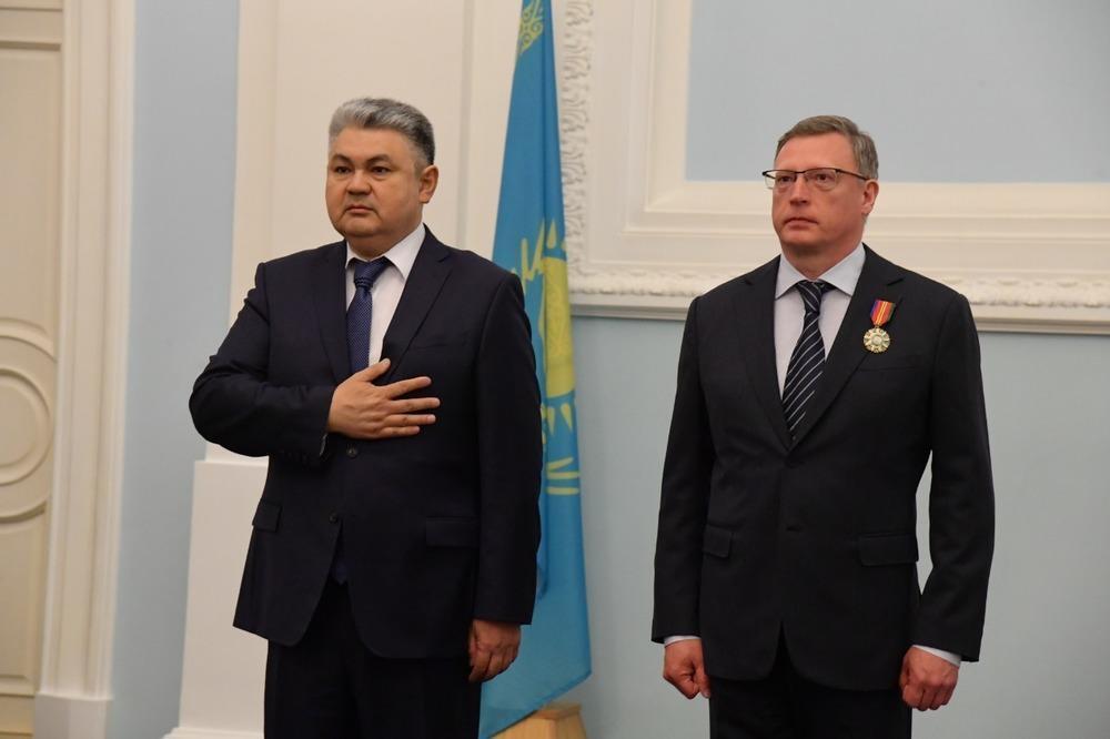 Қазақстанның Ресейдегі елшісі "Достық" орденін Омбы облысының губернаторына тапсырды. Сурет: kazembassy.ru