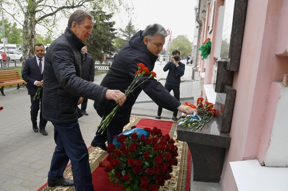 Қазақстанның Ресейдегі елшісі "Достық" орденін Омбы облысының губернаторына тапсырды. Сурет: kazembassy.ru