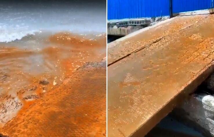 Стала известна причина слива ржавой воды в Каспий возле водно-спасательной станции