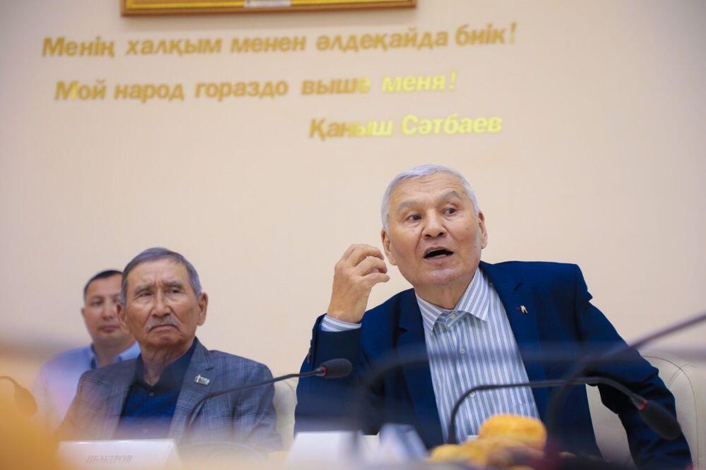 Оралов: изменения в Конституцию отразятся на жизни всех казахстанцев. Фото: пресс-служба партии AMANAT
