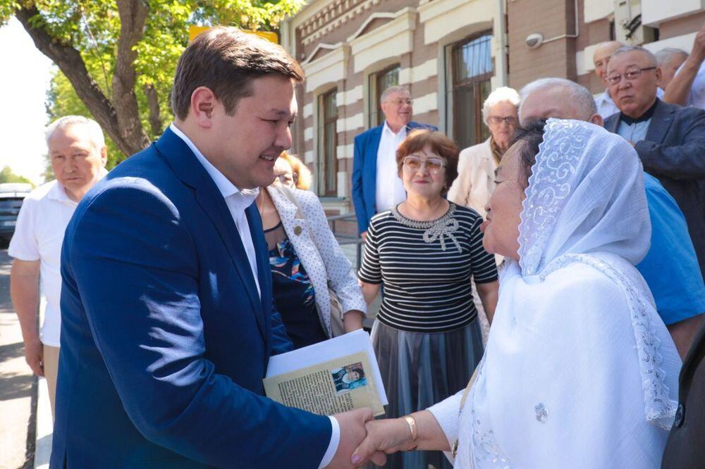 Оралов: изменения в Конституцию отразятся на жизни всех казахстанцев. Фото: пресс-служба партии AMANAT