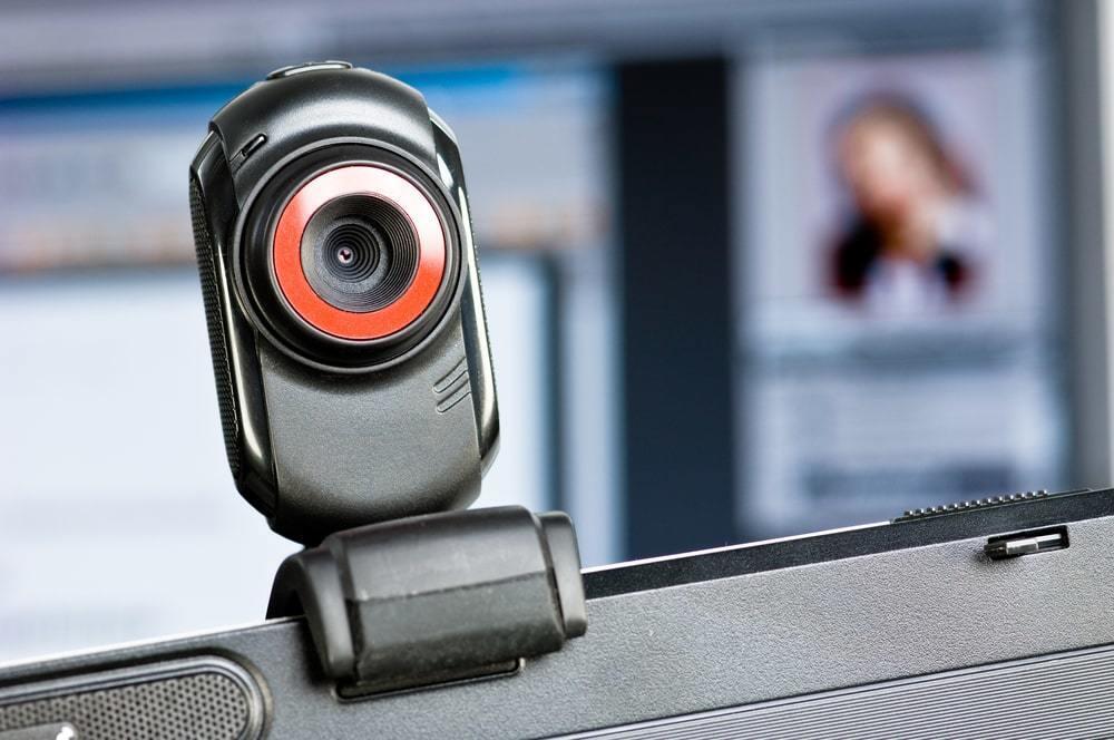 Нужно ли заклеивать камеры на смартфонах и ноутбуках, рассказал эксперт