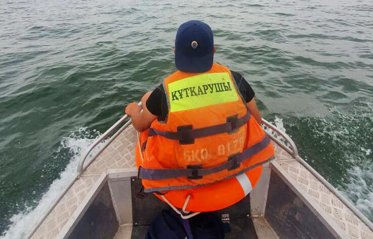 В ЗКО привлекли вертолет для поисков пропавшего на озере мальчика