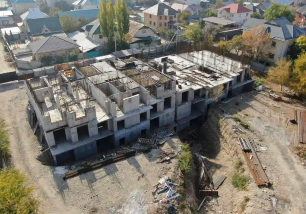 Алматыда заңсыз салынып жатқан тұрғын үй кешенін сүру басталды