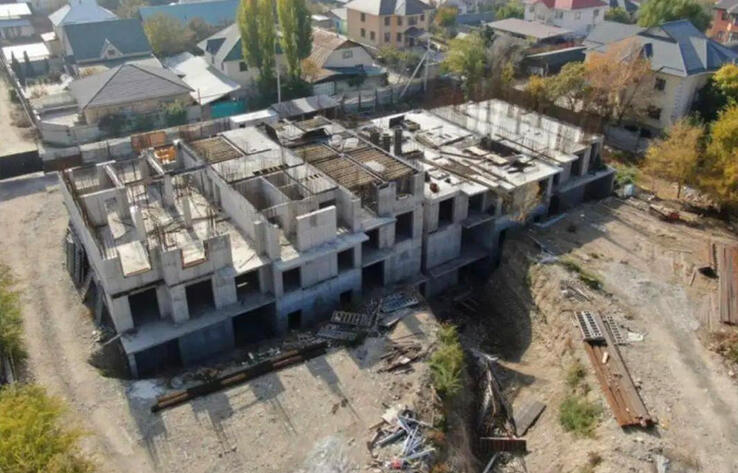 Алматыда заңсыз салынып жатқан тұрғын үй кешенін сүру басталды