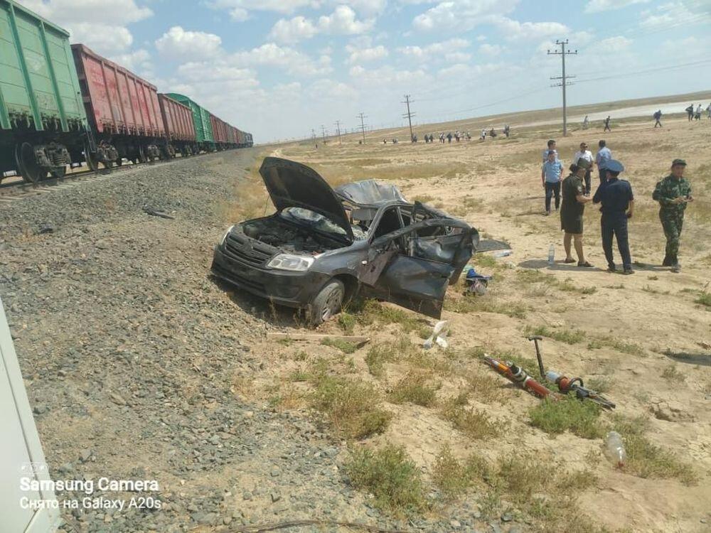 В Атырауской области поезд столкнулся с легковушкой. Фото: ДЧС Атырауской области