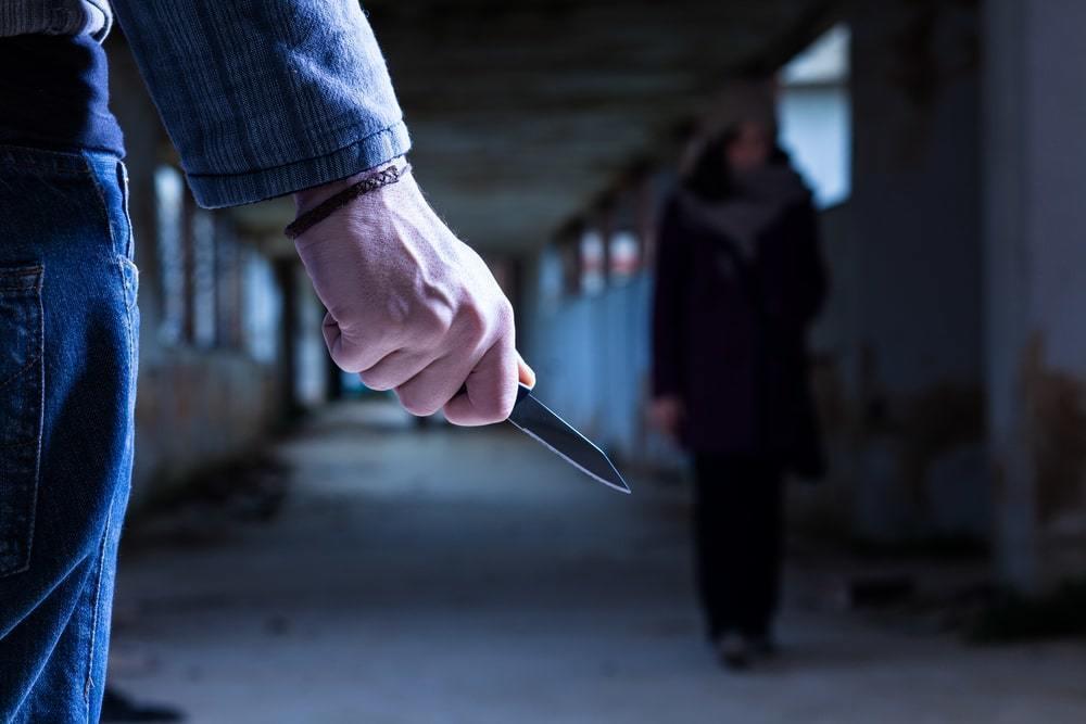 Алматыда пышақпен қаруланған жастар өтіп бара жатқан адамдарды тонаған