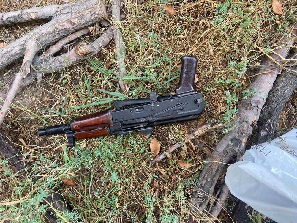 Полицейские Тараза обнаружили на кладбище схрон оружия и боеприпасов. Фото: Polisia.kz
