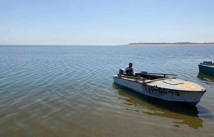 Экологи опасаются гибели рыбы в Шардаринском водохранилище из-за тонны мусора
