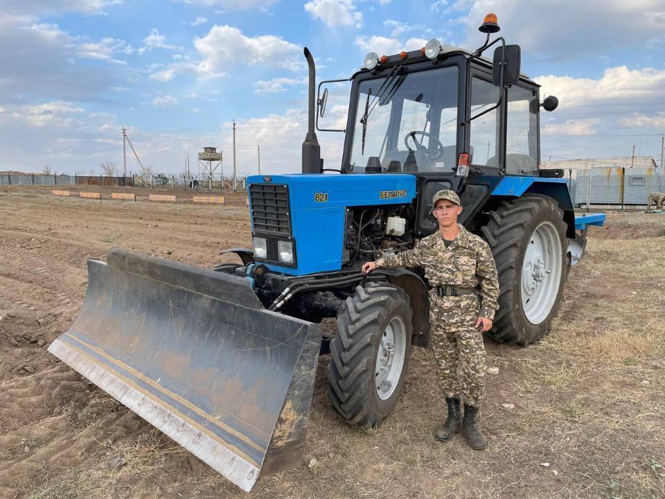 Солдат-срочник получил государственную награду за участие в ликвидации пожара. Фото: МО РК