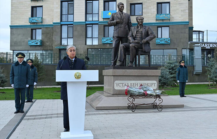 Токаев открыл в Семее памятник Мухтару Ауэзову и Кайыму Мухамедханову 