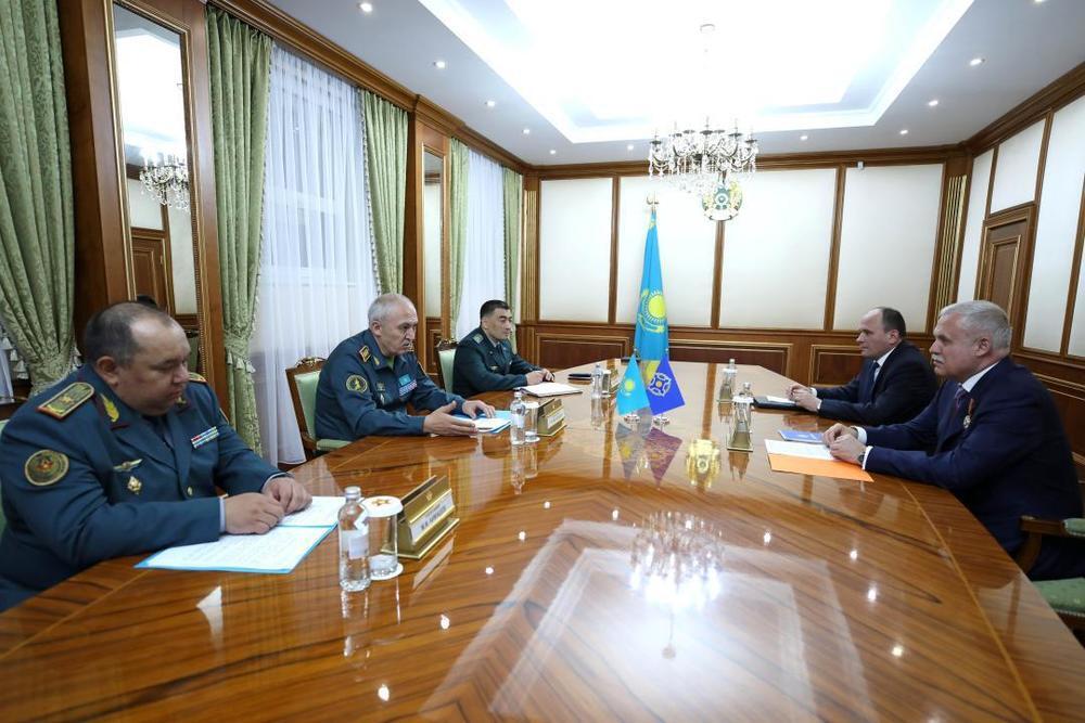 Глава Минобороны РК встретился с генсеком ОДКБ. Фото: МО РК