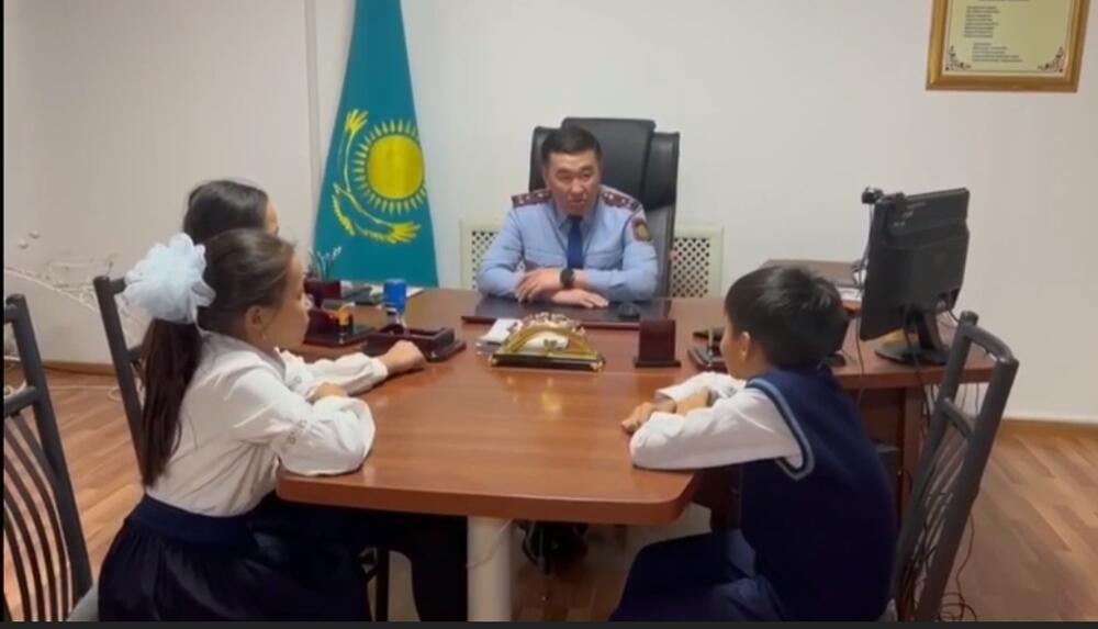 Подростков наградили за помощь в установлении вора . Фото: Пресс-служба ДП Туркестанской области 