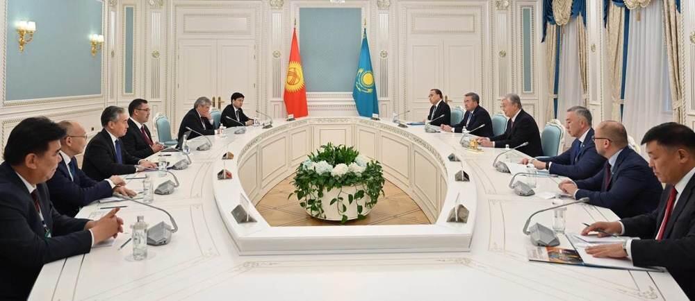 Довести объем двусторонней торговли до 2 млрд долларов договорились Токаев и Жапаров