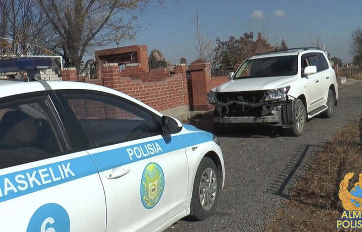 В Алматы пьяный гражданин Узбекистана на угнанном автомобиле снес ограждения на кладбище 