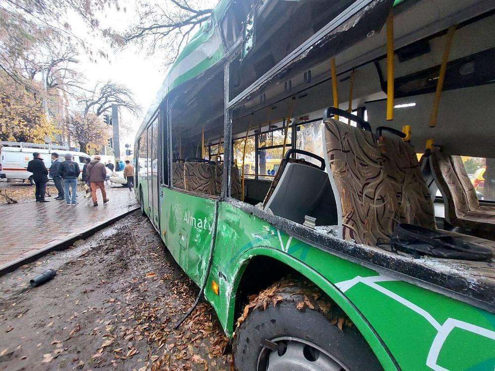 В Алматы столкнулись два автобуса . Фото: telegram/ALMATY_KRIS_P