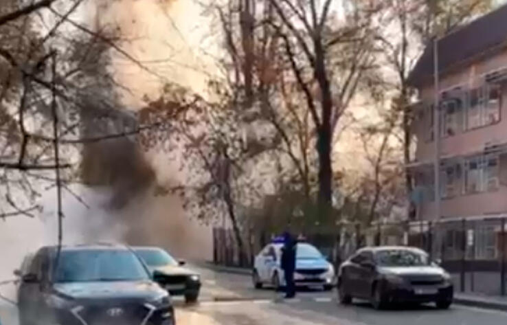 Фонтан горячей воды: в Алматы прорвало теплотрассу