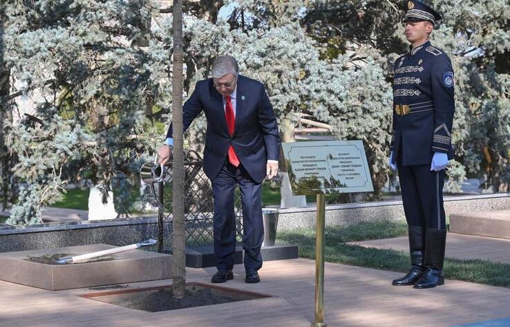 Токаев принял участие в акции по посадке деревьев в Самарканде