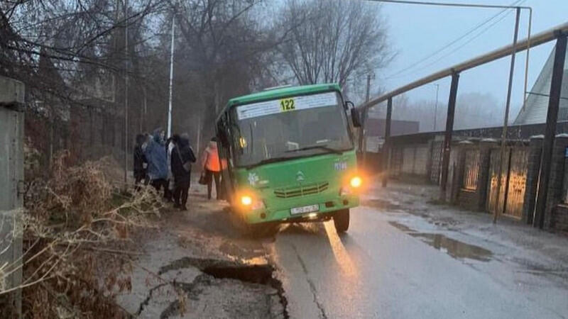 Асфальт провалился под автобусом в Алматы