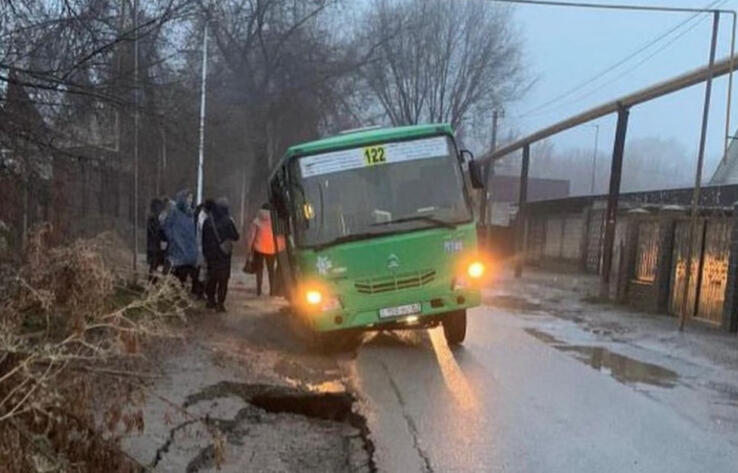 Асфальт провалился под автобусом в Алматы