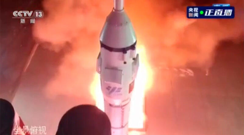 Китай успешно запустил космический корабль "Шэньчжоу-15" с космодрома Цзюцюань на северо-западе Китая