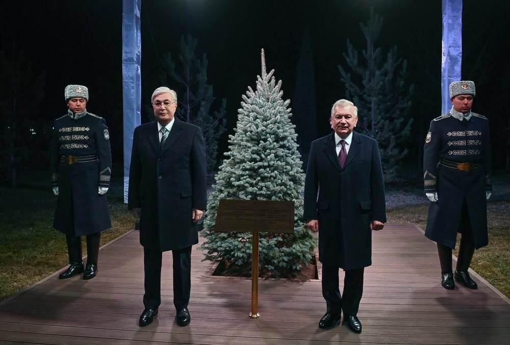 Президент Касым-Жомарт Токаев прибыл с государственным визитом в Узбекистан. Фото: Акорда / Глава государства посадил дерево на аллее почетных гостей резиденции Президента Республики Узбекистан Куксарой в Ташкенте