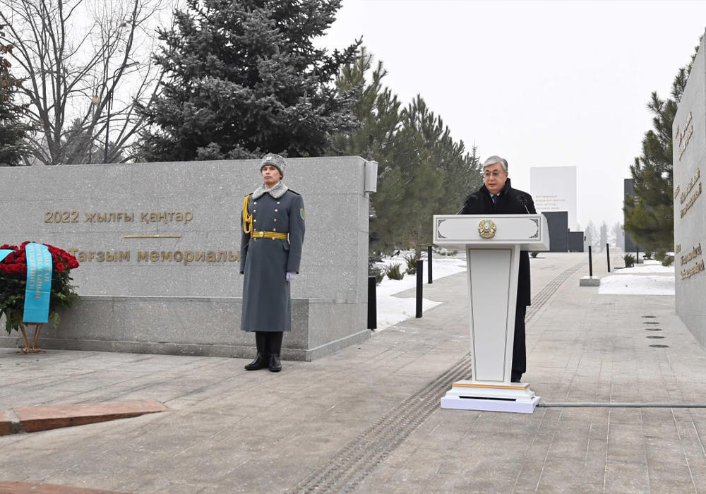Президент Тоқаев Алматыда қаңтар трагедиясының құрбандарына арналған мемориалды ашты. Сурет: telegram/БОРТ №1